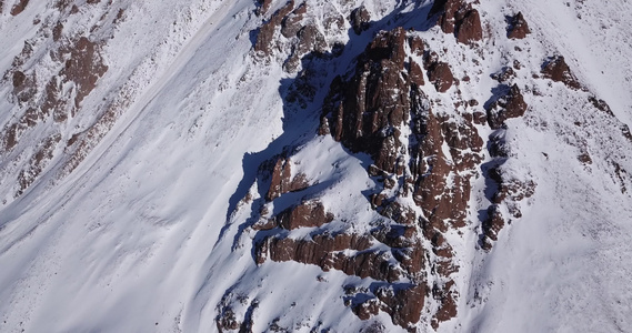 冰雪覆盖着巨大的岩石危险的地形视频