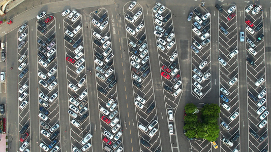 航拍城市停车场道路交通密密麻麻的汽车4k素材视频