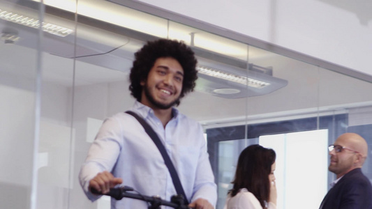 中东休闲商人骑自行车从办公室进出视频