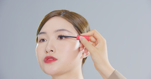 8K化妆师为年轻女性涂睫毛膏49秒视频