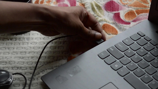 人手连接电脑鼠标连接电缆插件笔记本电脑键盘网络连接视频