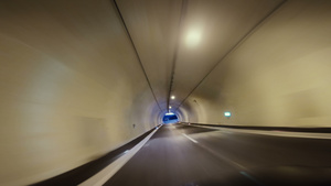 在隧道中行驶的第一视角车11秒视频