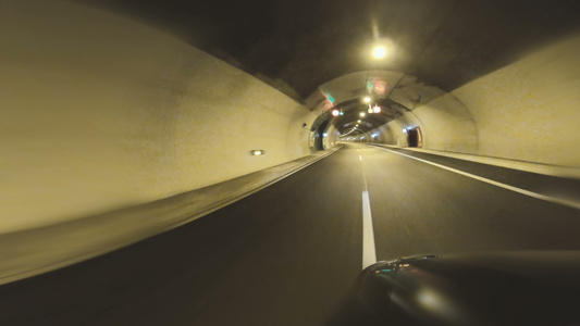 在隧道中行驶的第一视角车视频
