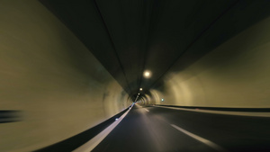 在隧道中行驶的第一视角车24秒视频