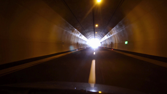 汽车穿过隧道然后从隧道出来视频