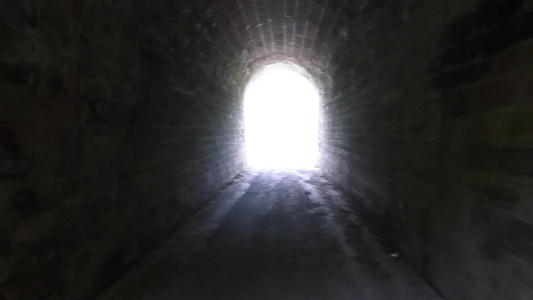 在黑暗隧道中行走尽头有灯光视频