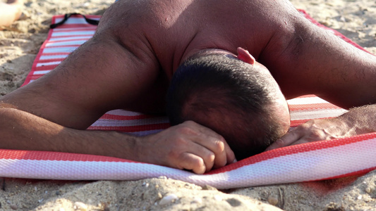 无家可归的难民睡在沙滩沙地上暑假概念多莉电影拍摄视频