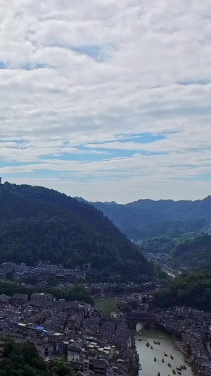 蓝天白云下湘西凤凰古城航拍高清实拍视频素材26秒视频