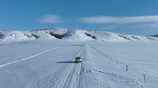 呼伦贝尔雪原上行驶的汽车视频