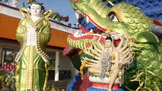 佛寺院子里的观音像东方国家传统佛教寺庙院子里的多臂视频