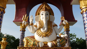 贾那帕蒂雕像金饰品和大象头位于亚述国阳光明媚的日子11秒视频