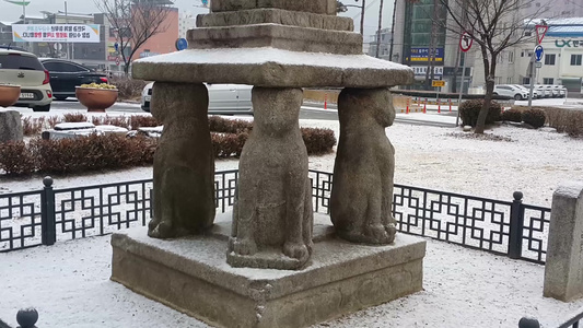 冬季下雪时狮子的战争纪念碑视频