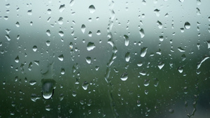 窗户表面下着雨水雨在雨天降下8秒视频