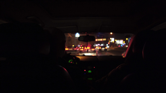 晚上驾车在城市交通量为Jum第一视角驱动器视频