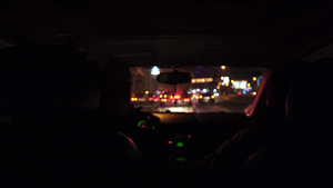 晚上驾车在城市交通13秒视频