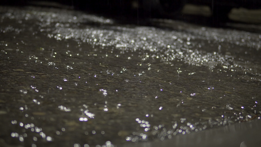 夜间城市湿沥青路有选择性地聚焦的电影背景环圈上下大视频
