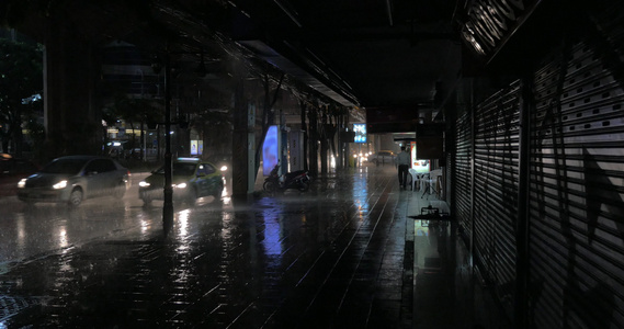 夜间下着大雨在泰国的邦奇克Hangkok视频