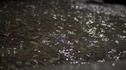 晚上在人行道沥青表面下雨背景环视频