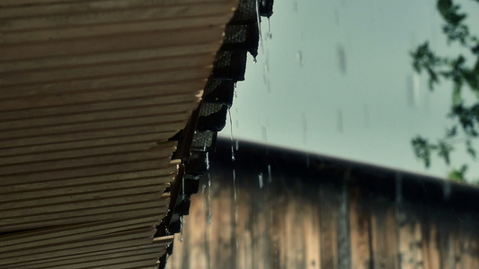 在雨的屋顶慢动慢动视频