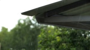 在雨的屋顶慢动慢动22秒视频