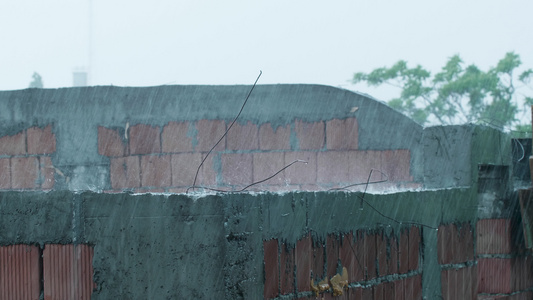 在一栋建筑上倾注大雨视频