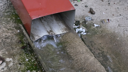 雨水从水沟中流出缓慢地流出视频