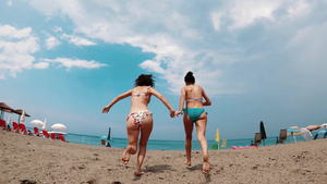 姐妹们在向海的雨中在沙滩上潮湿沙滩上奔跑30秒视频