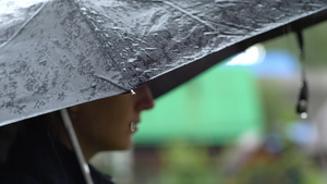 黑色的雨伞21秒视频