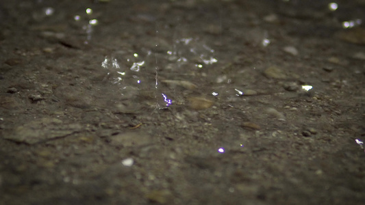 深夜沥青地板上的雨滴视频