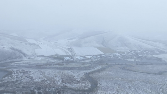 山村初雪下雪风雪雪花飘飘视频