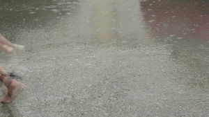雨天走在柏油路上的女性7秒视频