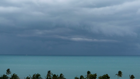 戏剧性的阴沉天空与黑暗的雷暴云在绿松石的海面上海洋视频