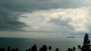 戏剧性的阴沉天空与黑暗的雷暴云在绿松石的海面上海洋17秒视频