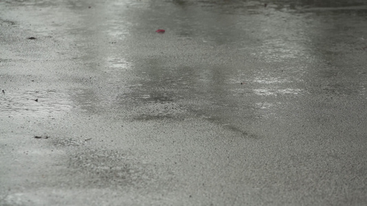 沥青2号上的雨视频