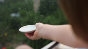 捕捉雨滴的小女孩7秒视频