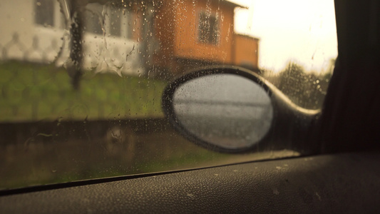 车窗下落的雨滴视频
