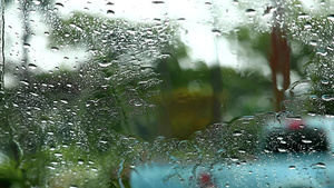 在汽车和白色汽车上照着镜子的雨滴右转在公园中模糊树11秒视频