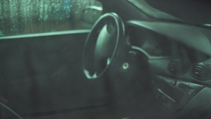 车内窗户上有雨滴窗子上还有雨滴8秒视频