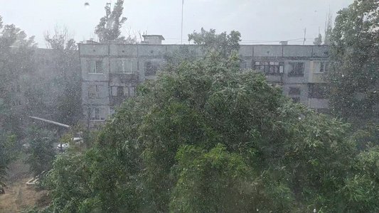 阳光明媚的天气下着大雨冰雹和强风视频