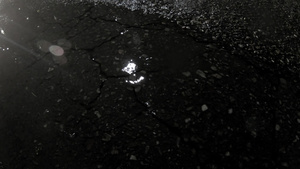 夜间有雨滴在沥青路面上15秒视频