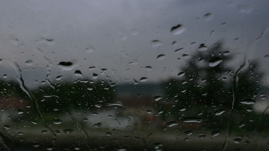 车窗4公里上的风雨滴视频
