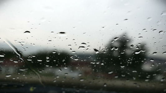 车窗上的风雨滴慢动视频