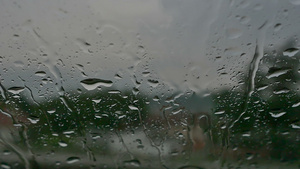 车窗上的风雨滴慢动27秒视频