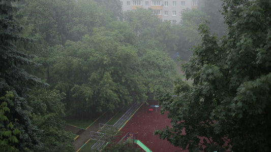 窗口大雨视频