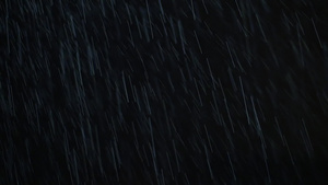 暴风雨在夜间倾盆大雨60秒视频