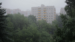 窗口3下大雨高角度视图30秒视频