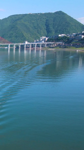 航拍大型轮船夹板满载大卡车行驶长江中长江轮船视频