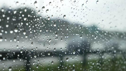 汽车挡风玻璃上有选择性的大型雨水滴焦点视频