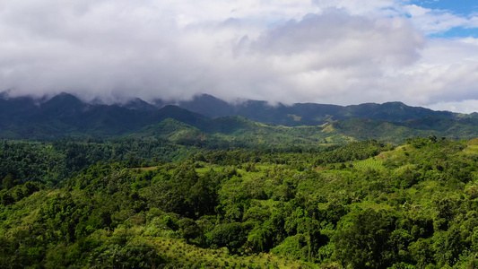 山峰覆盖着雨林和云层视频
