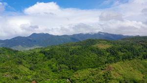 山峰覆盖着雨林和云层18秒视频